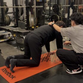 リバウンドを防ぐための姿勢改善トレーニングとマンツーマン指導