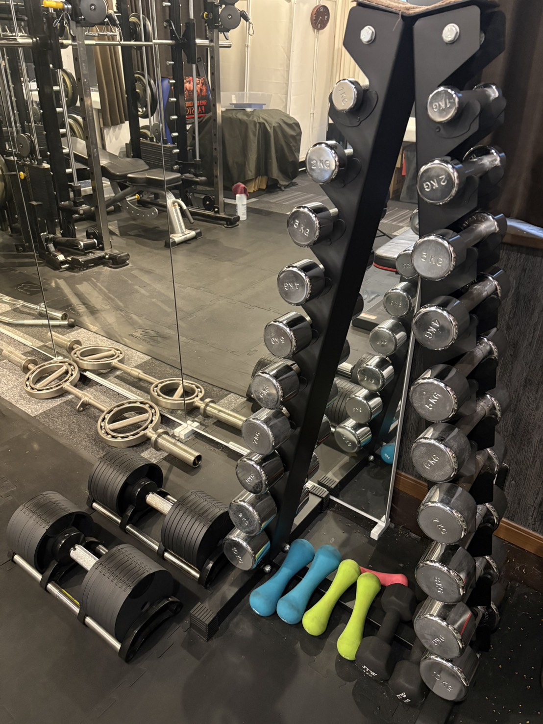 パーソナルトレーニングで使用するダンベル一式